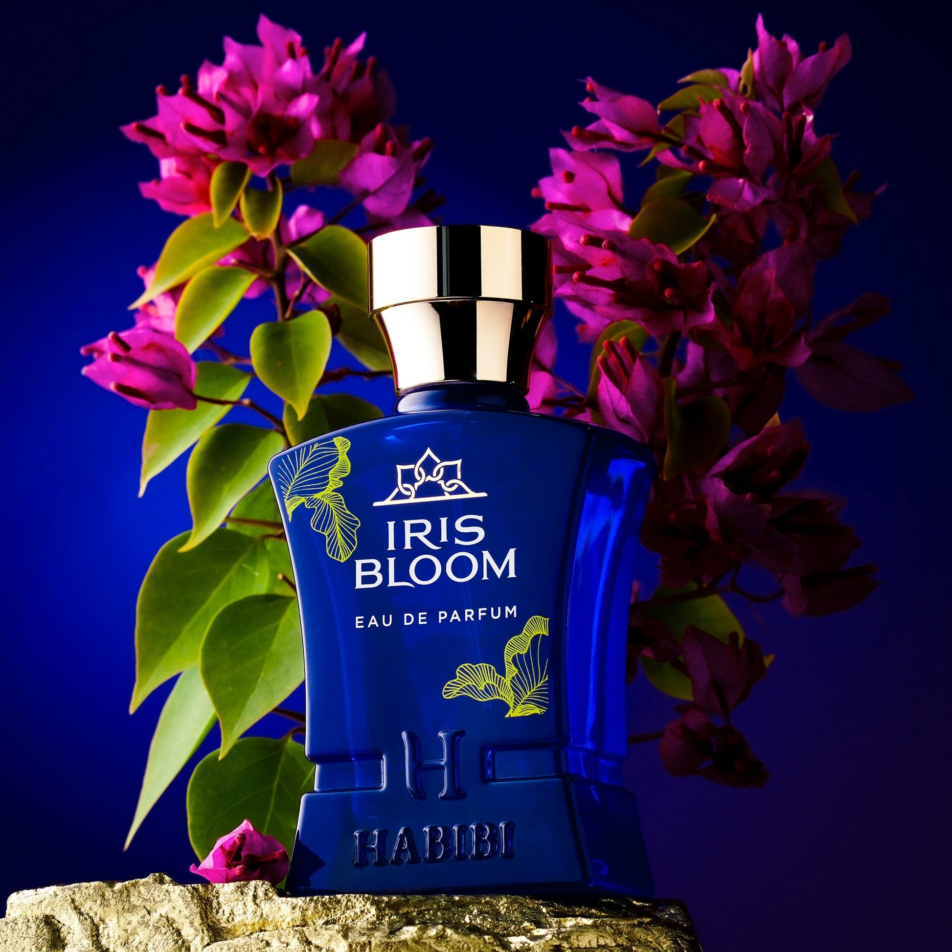 Iris bloom, realizzata con un bouquet di fiori illuminati dalla luna