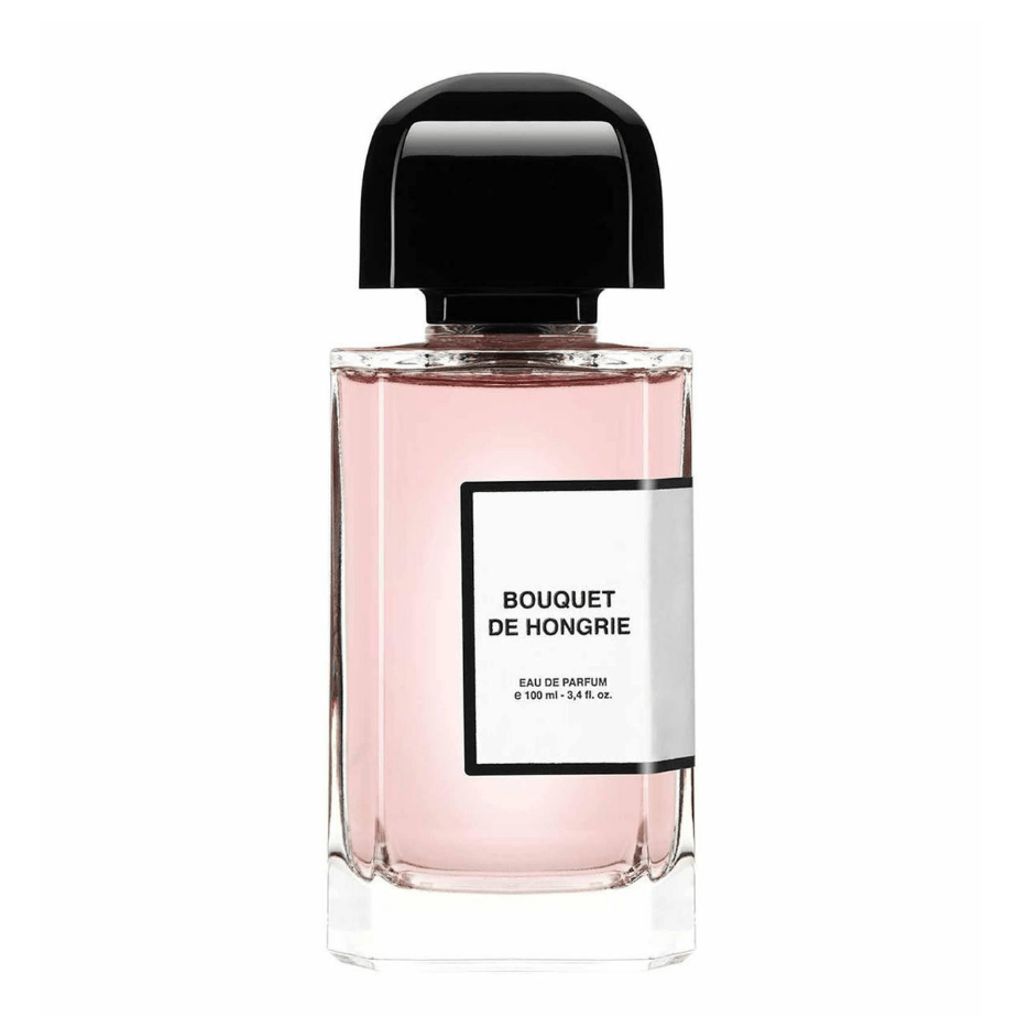 Bouquet de Hongrie di BDK Parfums – profumo floreale sofisticato con note fruttate di fragola, pera e ribes nero, cuore di rosa turca e gelsomino sambac, chiuso da cedro, muschio bianco e ambra.