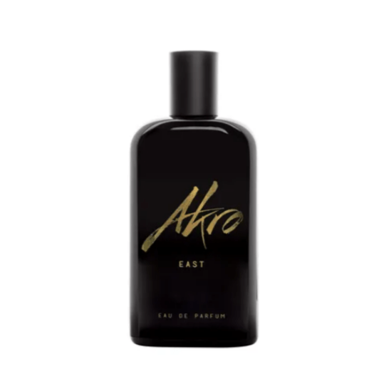 "East di Akro 100 ml – fragranza fresca e speziata con note di cardamomo, zenzero, agrumi e legni caldi, che evoca atmosfere orientali e avventure esotiche."