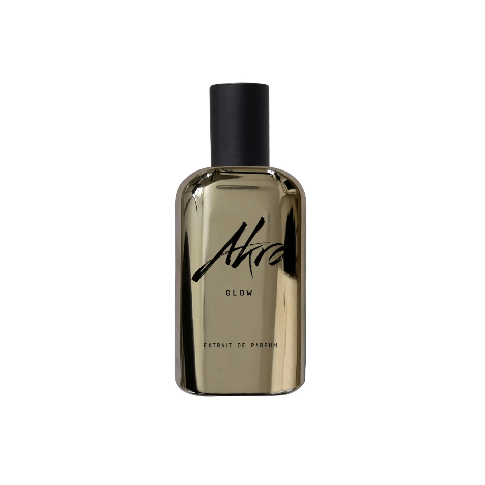 "Glow di Akro 30 ml – profumo gourmand e avvolgente con note di latte caldo, zucchero caramellato, vaniglia e muschio, ispirato al piacere confortante dei dolci e del relax."