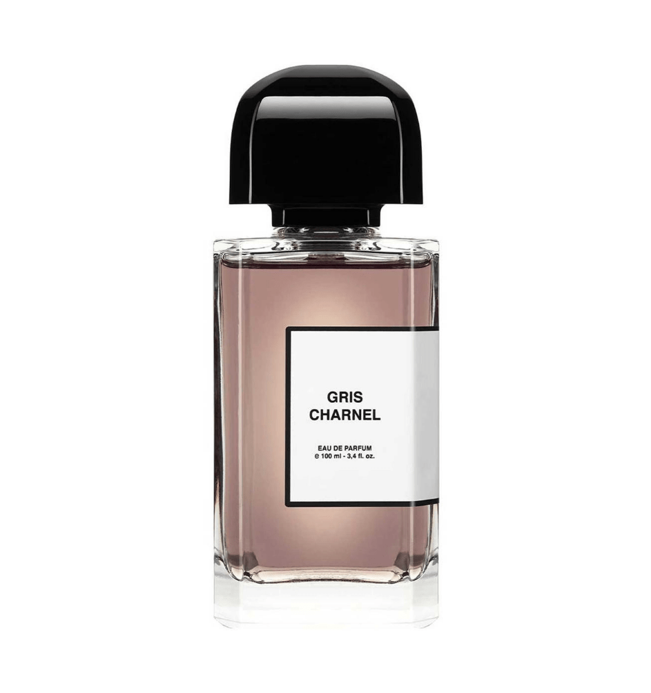 Gris Charnel EDP di BDK Parfums – eau de parfum intensa e sfaccettata con patchouli legnoso, sandalo caldo, fava tonka e vaniglia ambrata, arricchita da note fresche di cardamomo e fico verde.