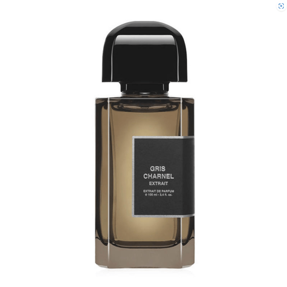 Gris Charnel Extrait di BDK Parfums – versione concentrata con cardamomo vibrante, fico, patchouli, sandalo e fava tonka, per un profumo ambrato e legnoso, profondo e raffinato.