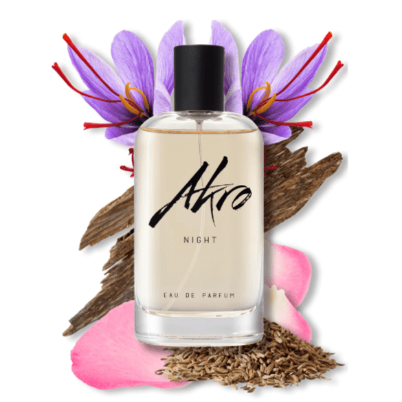 "Night di Akro – profumo notturno e seducente con note di fiori bianchi, ambra calda, vaniglia e legni profondi, perfetto per serate eleganti e misteriose."