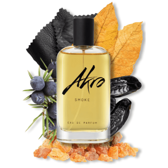 "Smoke di Akro – fragranza intensa e avvolgente con note di tabacco, legno affumicato, cuoio e spezie calde, che evoca atmosfere misteriose e sofisticate."