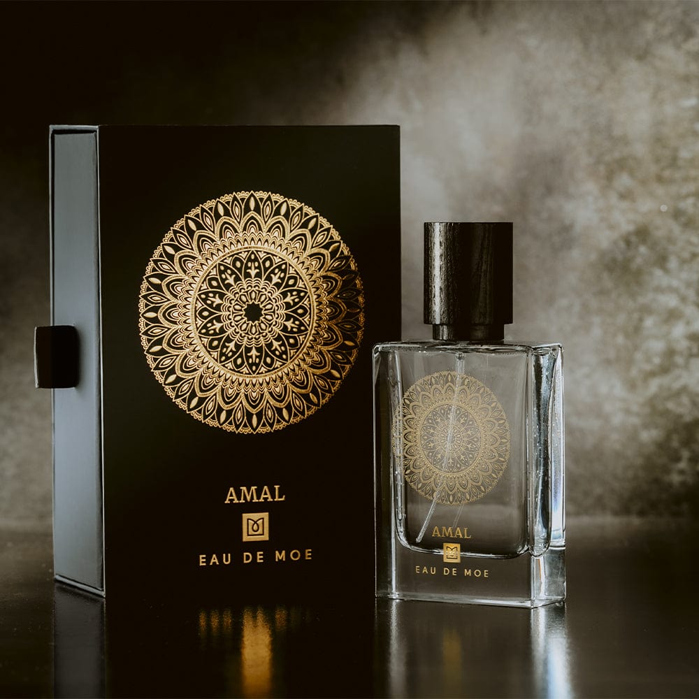 Amal, con un fondo vanigliato, legnoso e ambrato