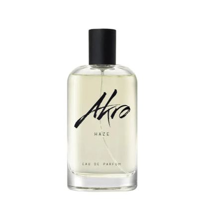 "Bottiglia di profumo Haze di Akro da 100 ml, fragranza unisex con note di cannabis, menta e tè verde, su sfondo misterioso e fumoso."