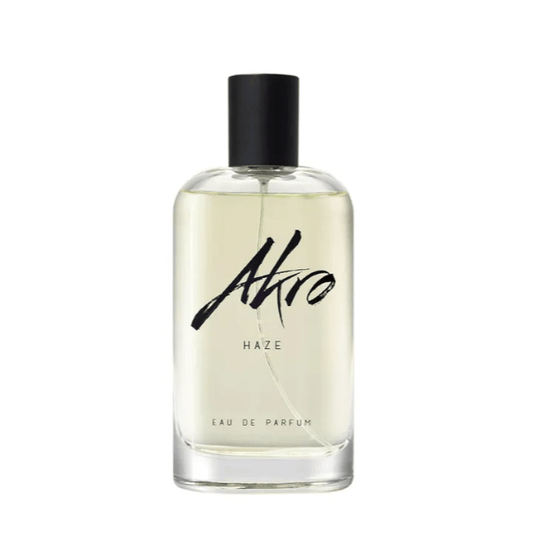 "Bottiglia di profumo Haze di Akro da 100 ml, fragranza unisex con note di cannabis, menta e tè verde, su sfondo misterioso e fumoso."