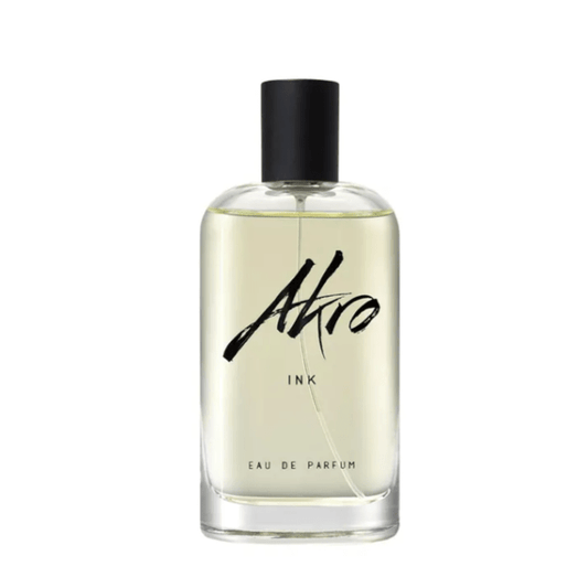 "Bottiglia di profumo Ink di Akro da 100 ml, fragranza unisex ispirata all'inchiostro fresco dei tatuaggi, con note di inchiostro, vetiver e catrame su sfondo urbano e minimalista."
