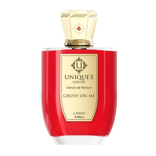 "Flacone di Unique'e Luxury Crush on Me, una fragranza sensuale e irresistibile che unisce note floreali e fruttate per un'esperienza olfattiva avvolgente, perfetta per chi cerca eleganza e passione."